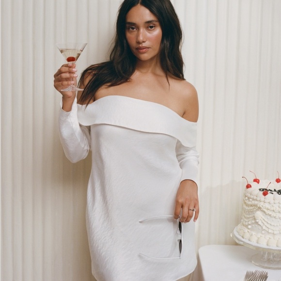 Abercrombie & Fitch Dresses & Skirts - Abercrombie & Fitch Off-Shoulder White Dress
